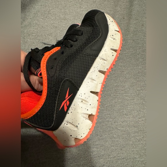 Baby girl Reebok tennis shoes sz 6 black/white speckled/ hot pink - Picture 3 of 5